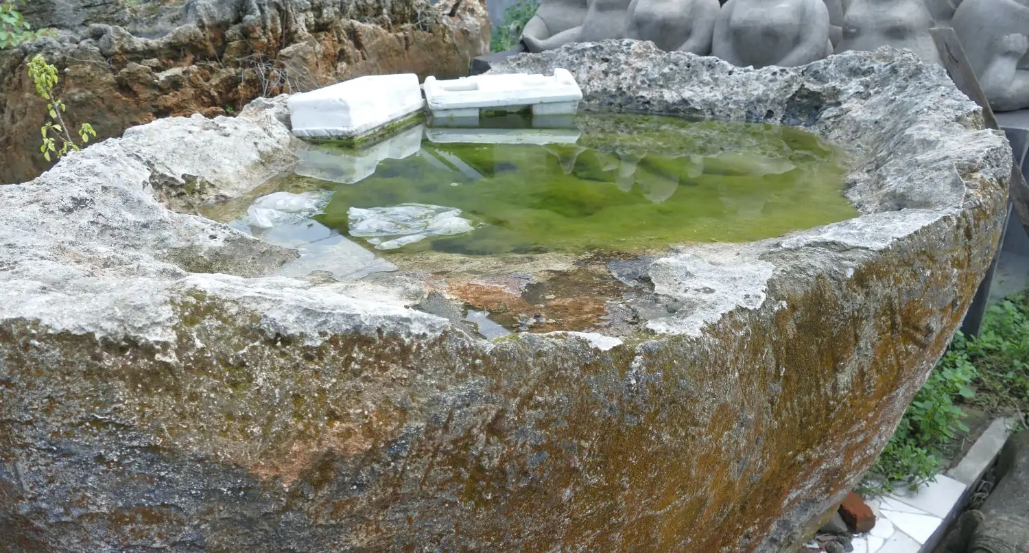  Product image 6 of the product “The Iceland Pot is made of limestone, it comes from coast of Indonesia. It is about 240cm length and 50cm depth. ”